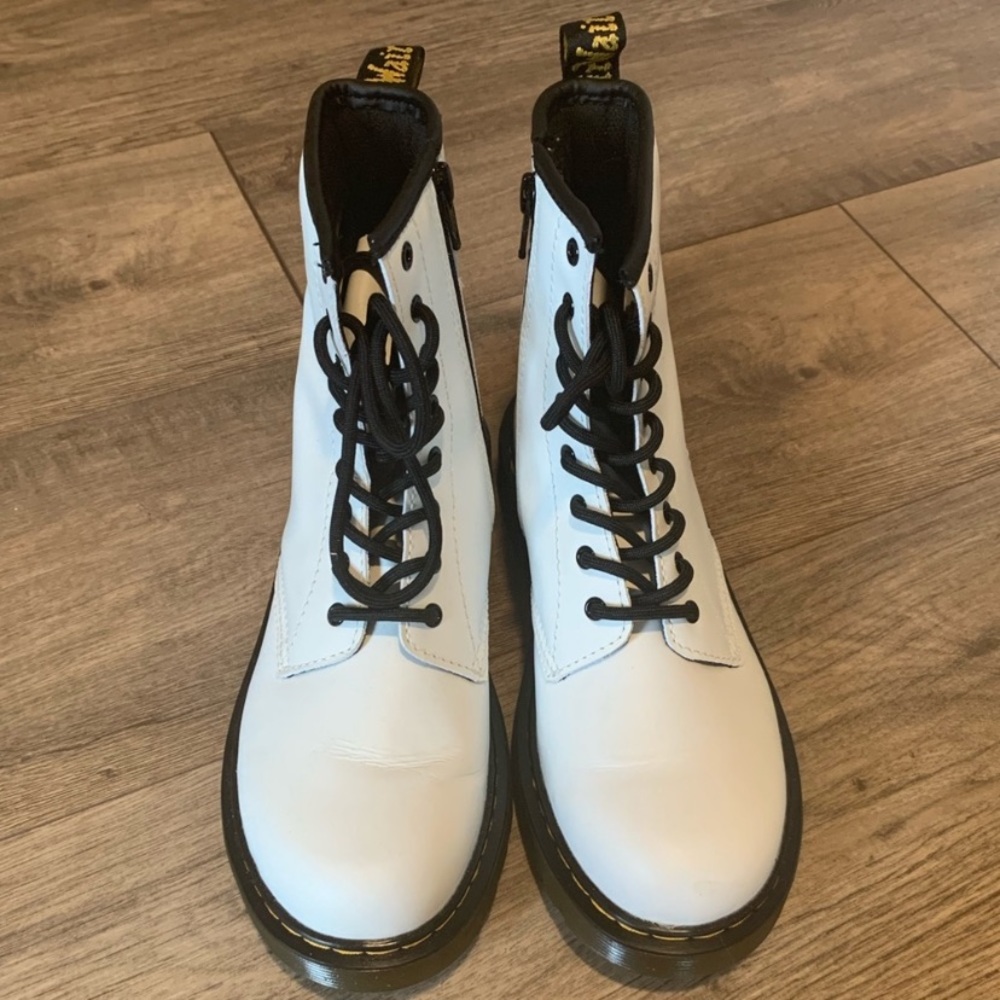 DR. MARTENS white lace up boots